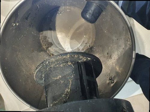 청주시 서원구 사직1동 하수구막힘 배수 트랩과 연결부를 분리해 내부 상태를 확인하는 과정