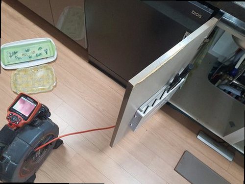 청주시 서원구 사직1동 하수구막힘 세면대 배수구 주변의 상태를 확인하는 현장 점검 모습
